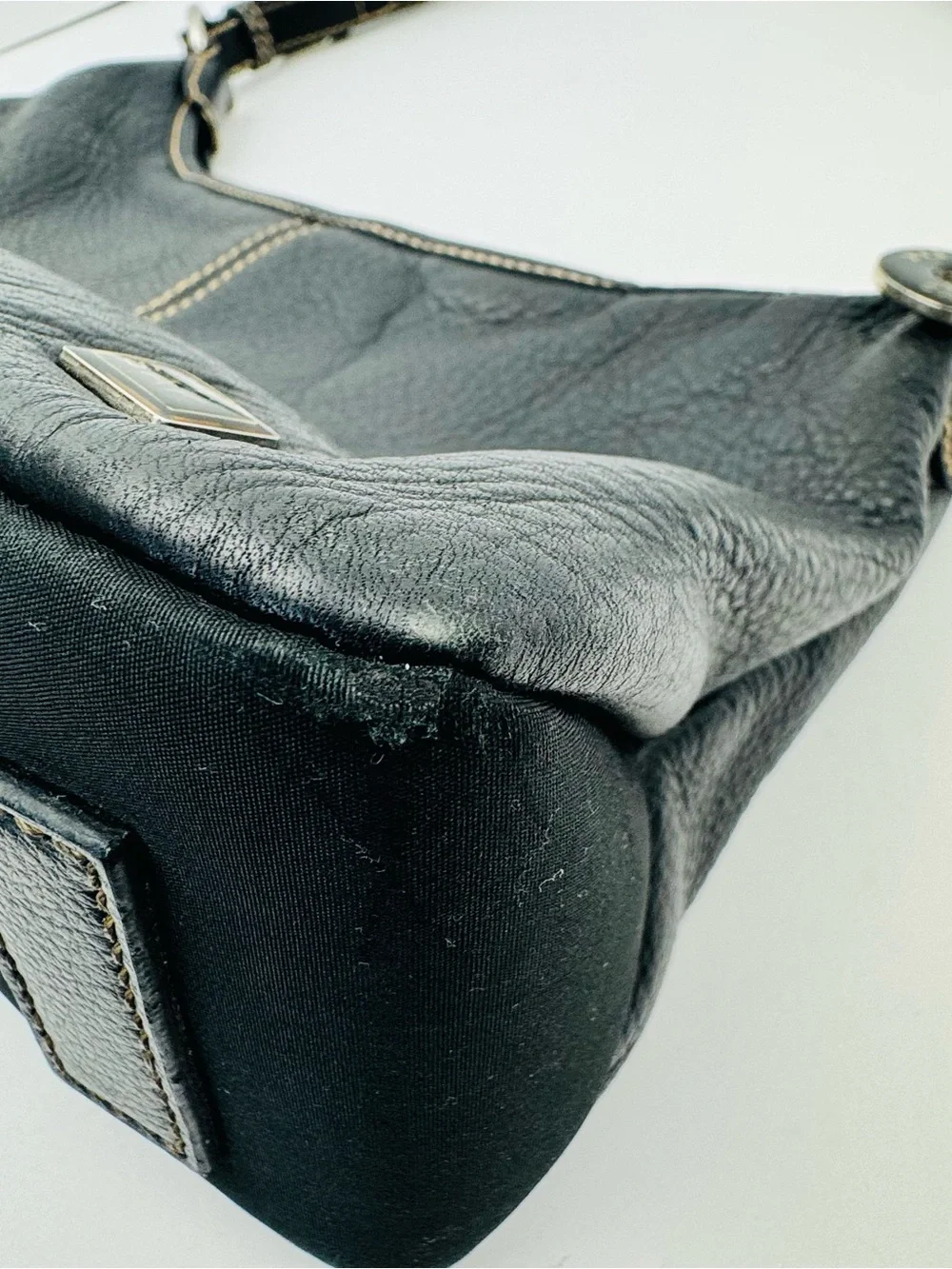 The Sak Baggett hobo. Pebbled leather. Silver-tone hardware. Slouchy Y2K style